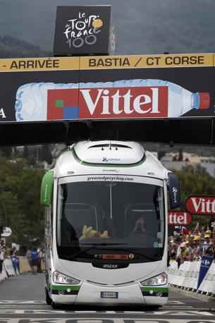 Tour de France, prima tappa Porto-Vecchio-Bastia: il pullman della Orica-GrenEdge resta incastrato sotto la struttura della linea d'arrivo facendo temere per il regolare svolgimento della volata. Emergenza risolta poco prima dell'arrivo dei corridori. L'autista disperato porta le mani al volto. Afp